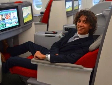 Άλεξ Μαχαίρα: Ο 20χρονος Έλληνας που βγάζει εκατομμύρια ταξιδεύοντας στην Α θέση των αεροπλάνων (φωτό)